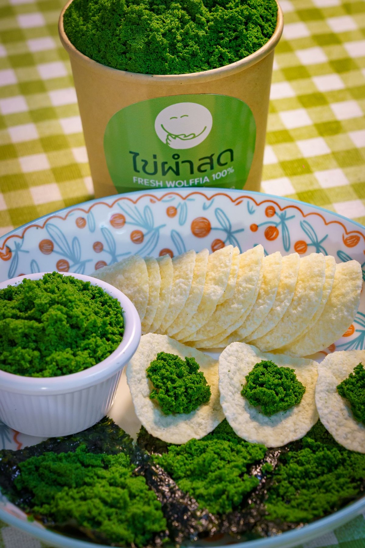 Fresh Wolffia served on rice crackers and seaweed